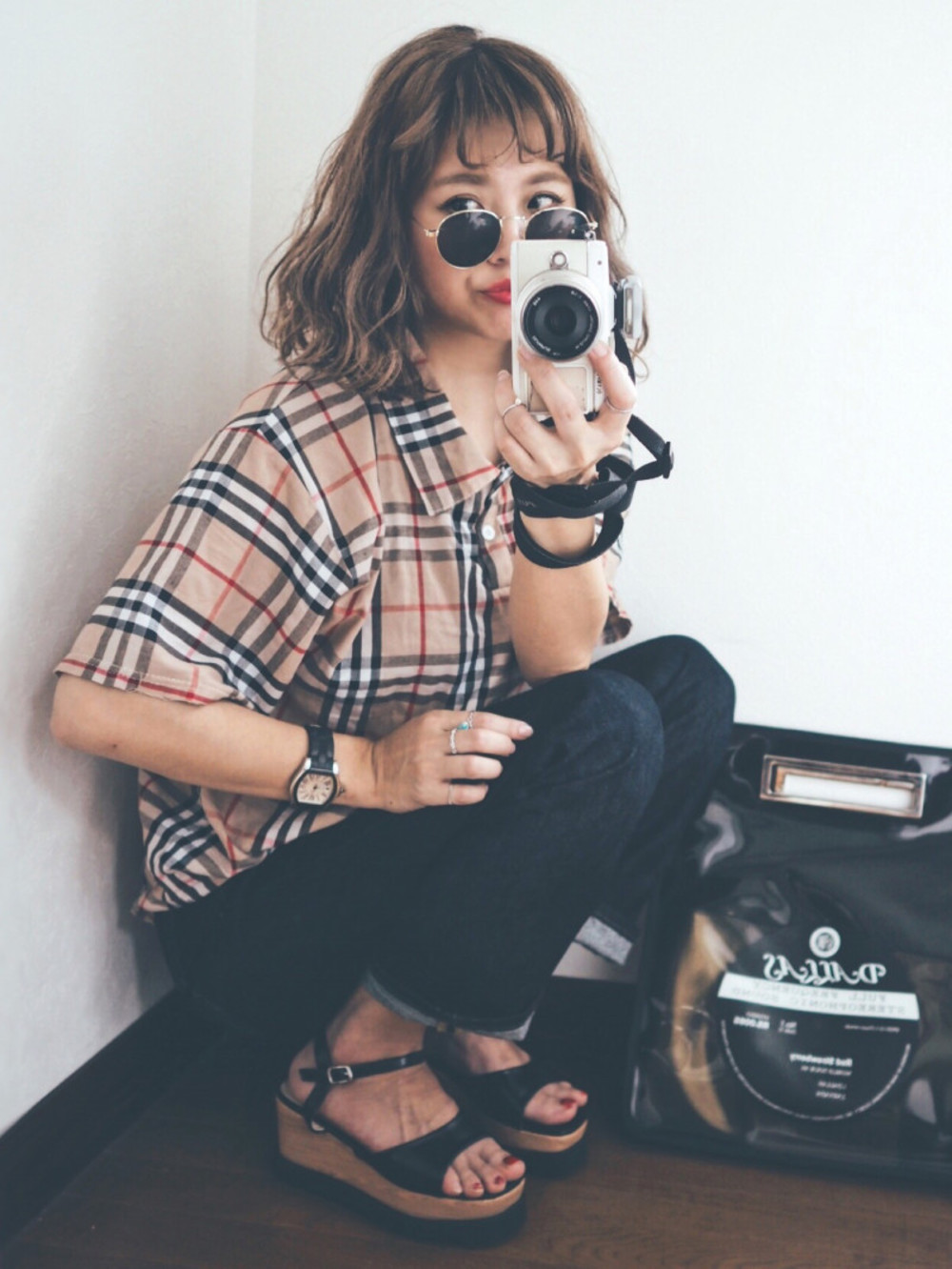 夏 カジュアル シンプル モードで使えるベージュ チェック シャツ X Titivate ティティベイト ブラック ストラップ