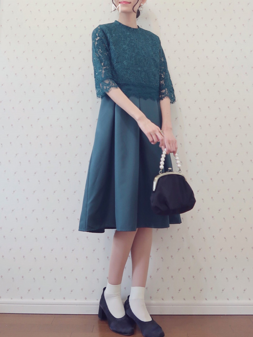 ブラック ハンドバッグ パール がま口 Merlot Plus メルロープリュス X Merlot Plus メルロープリュス グリーン 総レース タック フレア ワンピース X ホワイト 靴下 X Merlot Plus メルロープリュス ブラック パンプスのコーディネート Merlot Plus メルロー