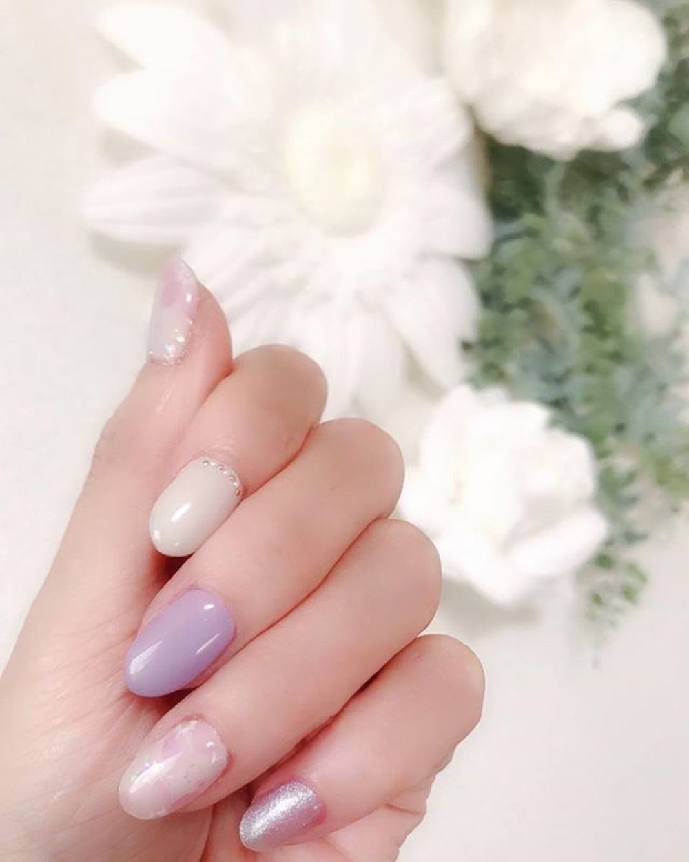 コンサバ フェミニン お姉系 きれい系で使えるホワイト ラメ パープルのネイルデザイン ネイルアート コンサバ フェミニン お姉系 きれい系で使えるホワイト ラメ パープルのネイルデザイン ネイルアート