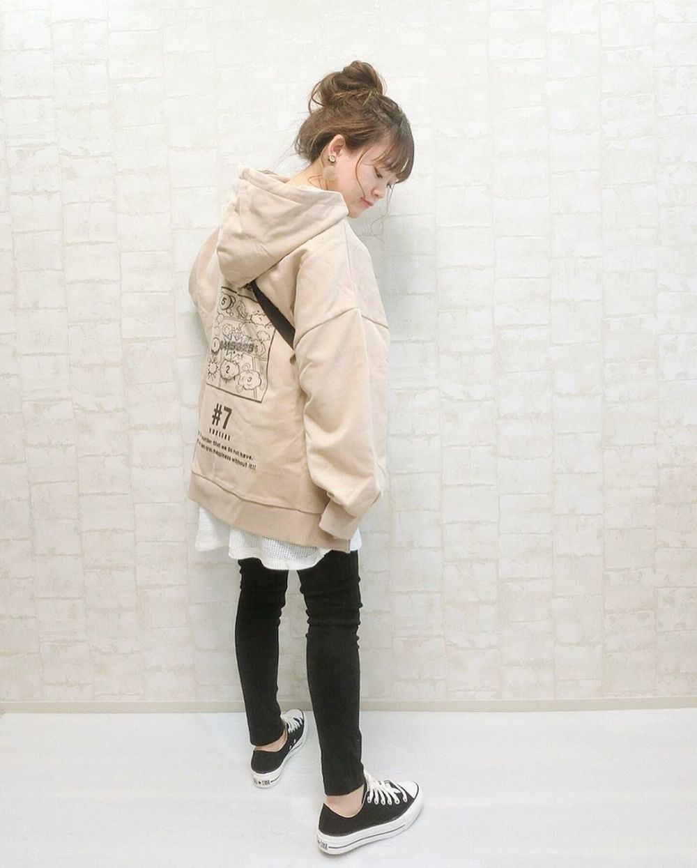 カジュアル シンプル メンズライク ストリートで使えるベージュ パーカー オーバーサイズ バックプリント Inter
