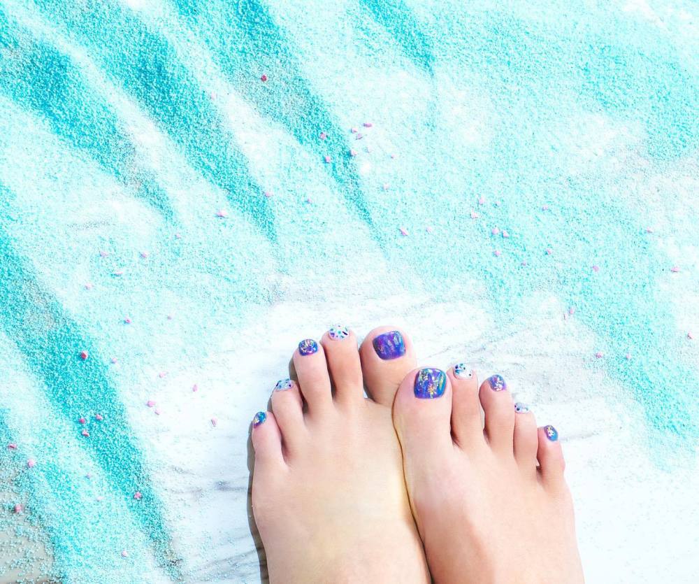 ネイル ホログラム フットネイルのコーディネート一覧 Cbk カブキ