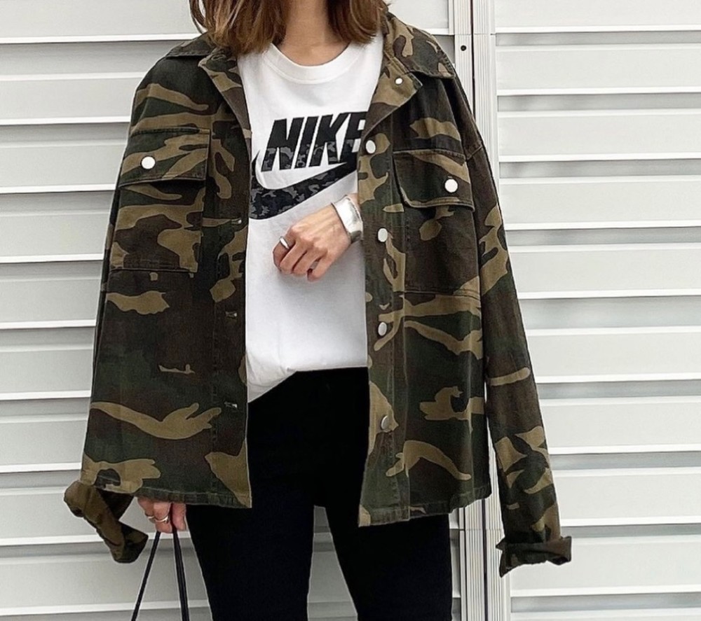 長袖 ジャケット カーキ ミリタリー カモフラージュ X 無地 Nike ナイキ ホワイト クルーネック ロゴ Tシャツ X 無地 ブラック パンツ スキニーのコーディネート カジュアル ミリタリージャケット でとことんボーイズライクに Cbk カブキ