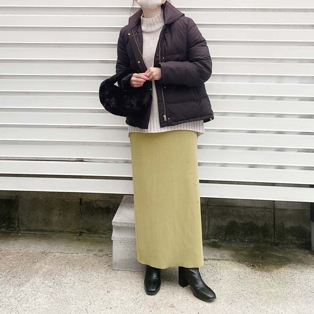 マスタード フード付きニットと黒プリーツスカート