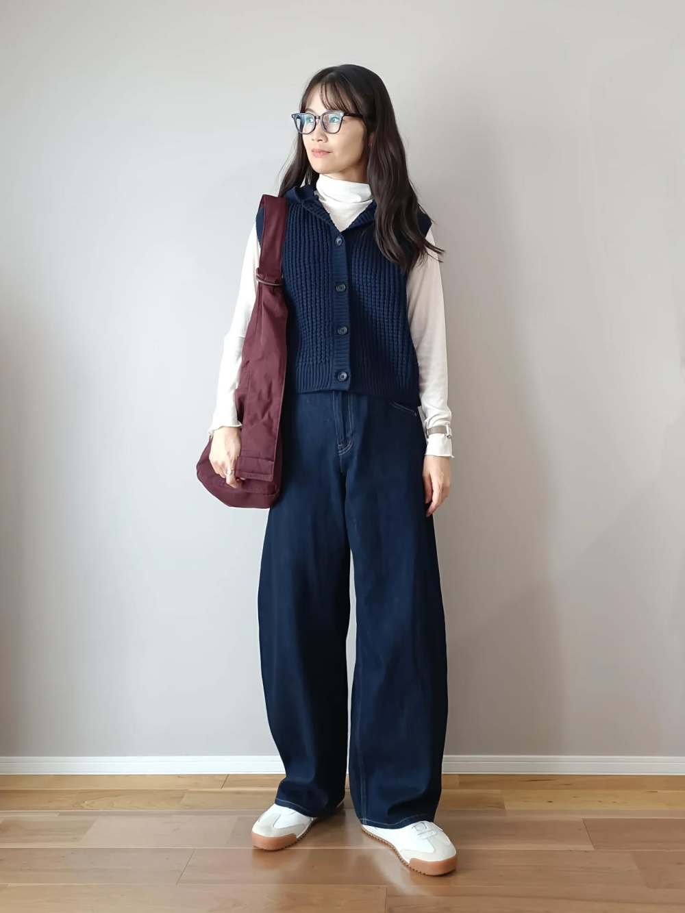 新品タグ付　HYKE ハイク　ロゴ刺繍あり　ニットベスト　ネイビー　シルク混 新品タグ付 HYKE ハイク ロゴ刺繍あり ニットベスト ネイビー シルク混