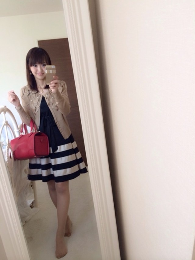 ベージュ Annette ボレロ X Annette ネイビー ボーダー ワンピース X ヴァレクストラ ピンク ハンドバッグ X ハンドバッグ ヴァレクストラ ピンクのコーディネート Annetteのベージュボレロコーデ Cbk カブキ