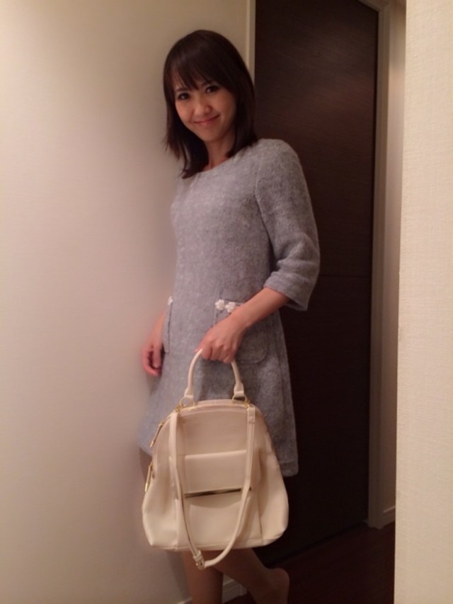 ナチュラルなウエストマークの上品なグレーワンピース