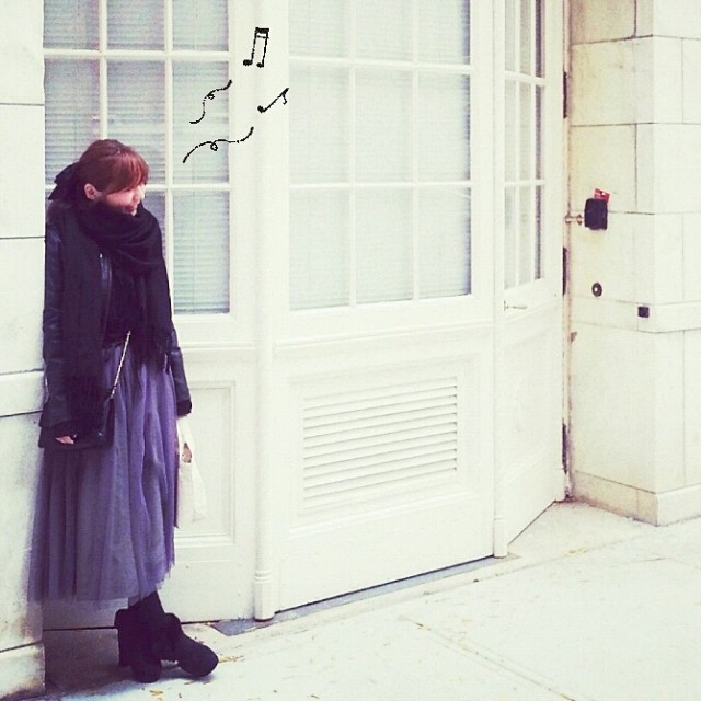 フェミニン ガーリー 冬 旅行 きれいめ あったか ニューヨーク きれい系で使えるネイビー マフラー X レザー ジャケット ブラック X