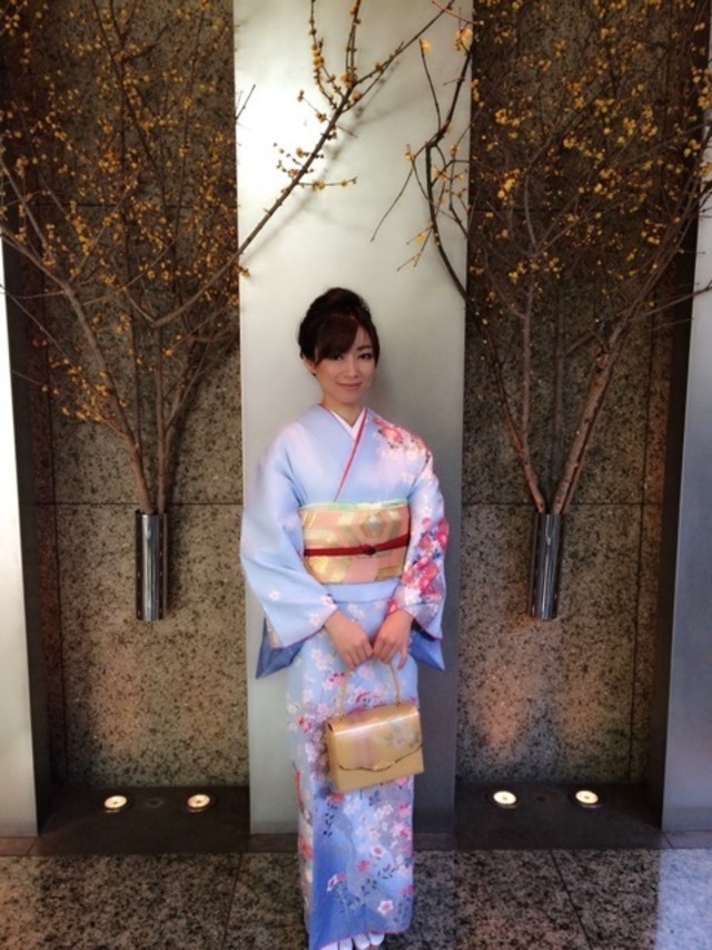 伝統柄「亀甲」の帯で、お祝いの気持ちを表した装いに
