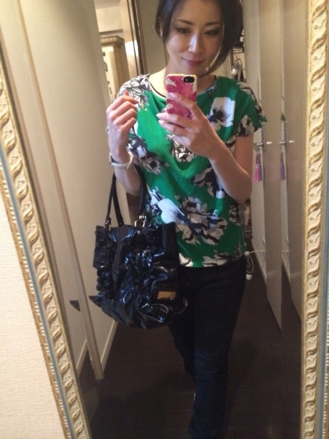 花柄 グリーン トップス カットソー Tシャツ Zara ザラ X 半袖 花柄 グリーン X スキニー ジーパン デニム ジーンズ スキニー X ヴァレンティノ ハンドバッグ エナメル ブラック バッグのコーディネート ザラの花柄トップス Cbk カブキ