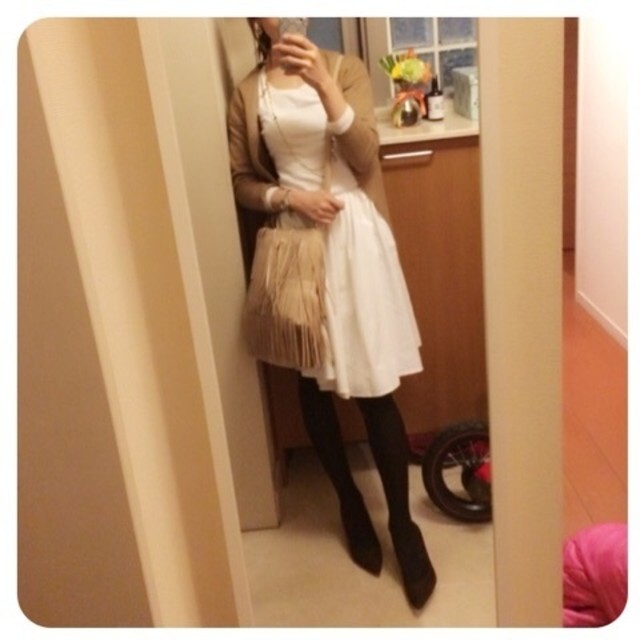 白のフレアースカート×ベージュのカーディガンで上品に♪