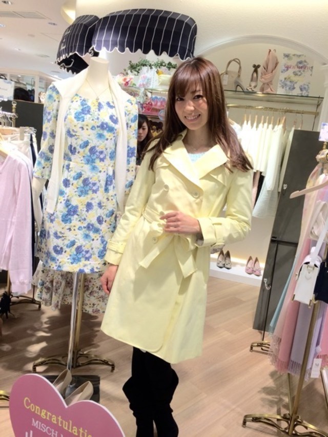 イエロー トレンチコート Misch Masch ミッシュマッシュ フレアー X トレンチコート イエロー X ニーハイブーツ ヒール ロングブーツ ブラック スウェードのコーディネート Misch Maschの黄色トレンチ Cbk カブキ