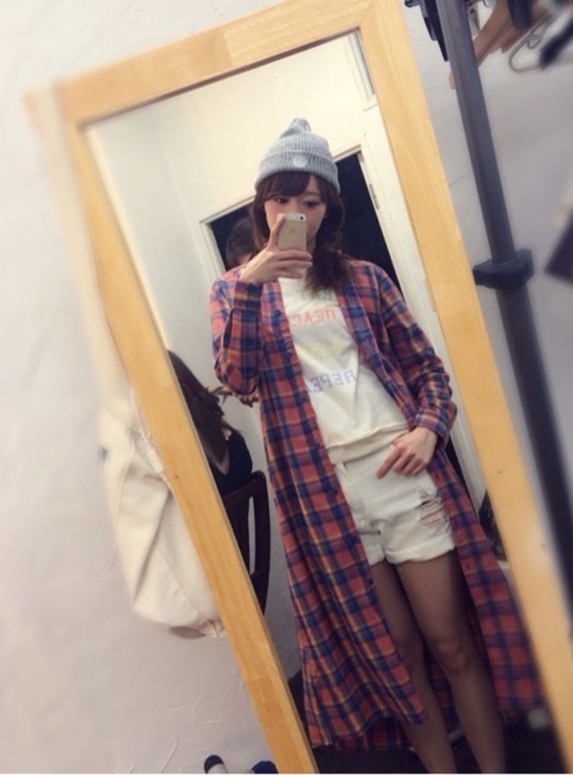 抜け感アイテムでロングシャツをガーリーカジュアルに