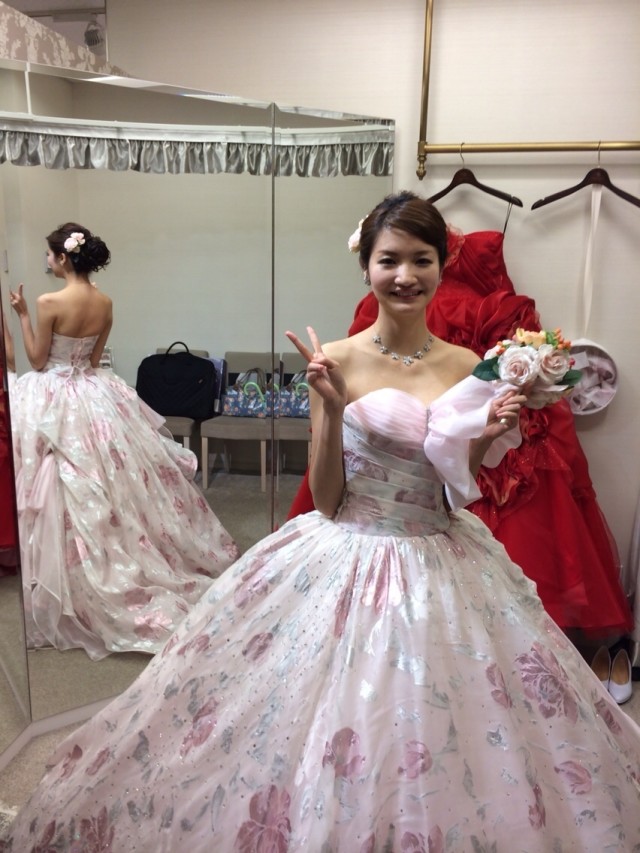 レース ウェディングドレス ピンク プリンセスドレスのコーディネート ベビーピンクの花柄ドレス Cbk カブキ