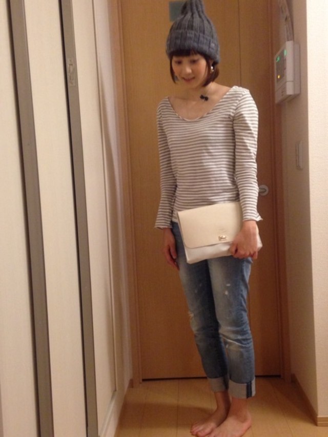 クラッチバッグもレザータイプでこなれ感をプラス