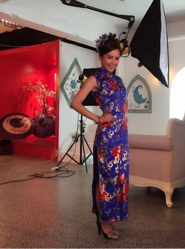 赤いハイネックスリットドレス 忍び込ん 