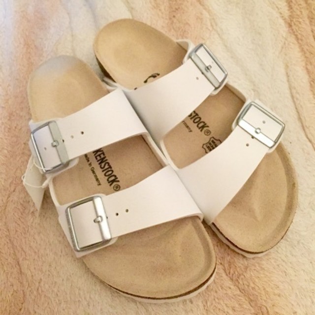 履きやすくておしゃれ！ 夏の定番・BIRKENSTOCK（ビルケンシュトック）の白サンダル♪