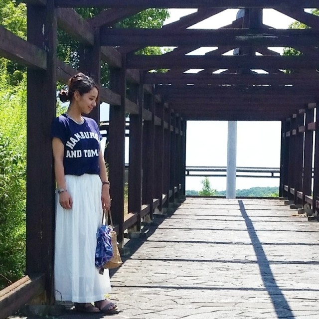 リゾートシーンにも使える！ 白マキシスカート×Tシャツコーデ