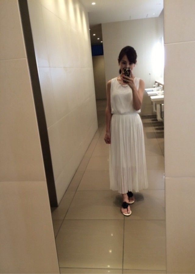 涼し気№１の白マキシワンピースで、エレガントな大人の夏コーデ