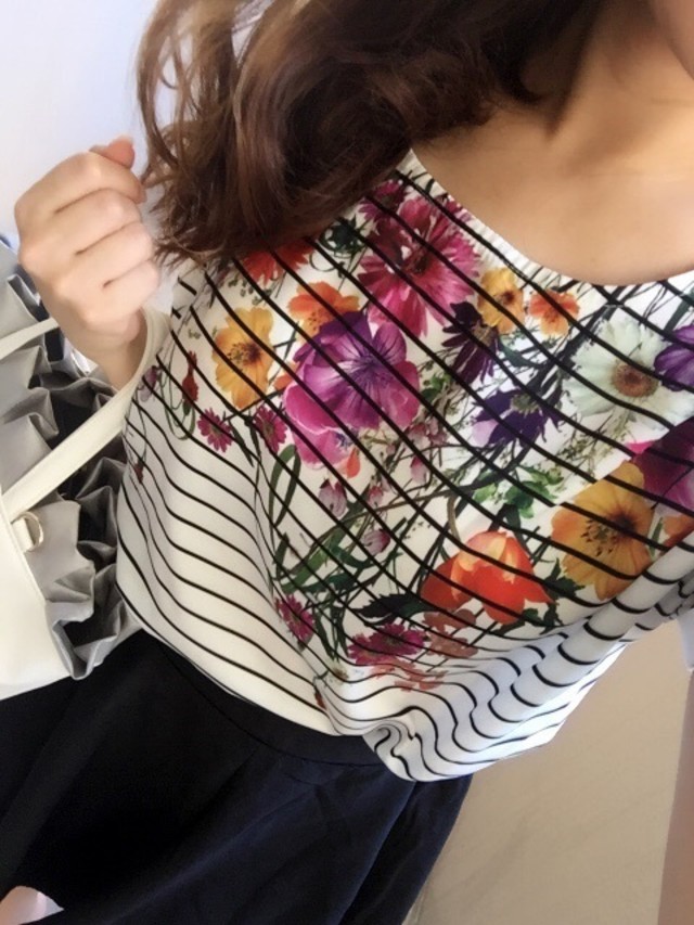 トップスを花柄にしてフェミニンコーデ♪