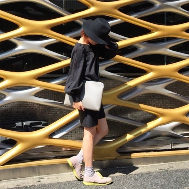 大人っぽいシャツワンピースをスニーカーでカジュアルに
