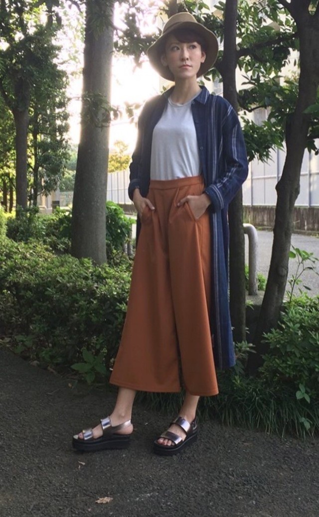 ロングシャツ×ワイドパンツのコーデは、短めパンツ丈で服に着られない！