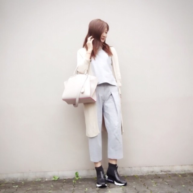 ホワイトベースのライトトーンでまとめたきれいめゆるスタイル