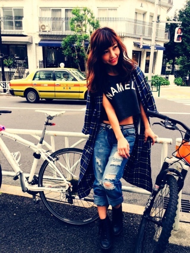 ブルー チェック シャツ ロング X ロゴ Tシャツ Sta Ana ロゴ Tシャツ ブラック X クラッシュ加工 ボーイフレンド ダメージ ジーンズ X レースアップ ショートブーツ ブラックのコーディネート 街中スナップ撮影 Cbk カブキ