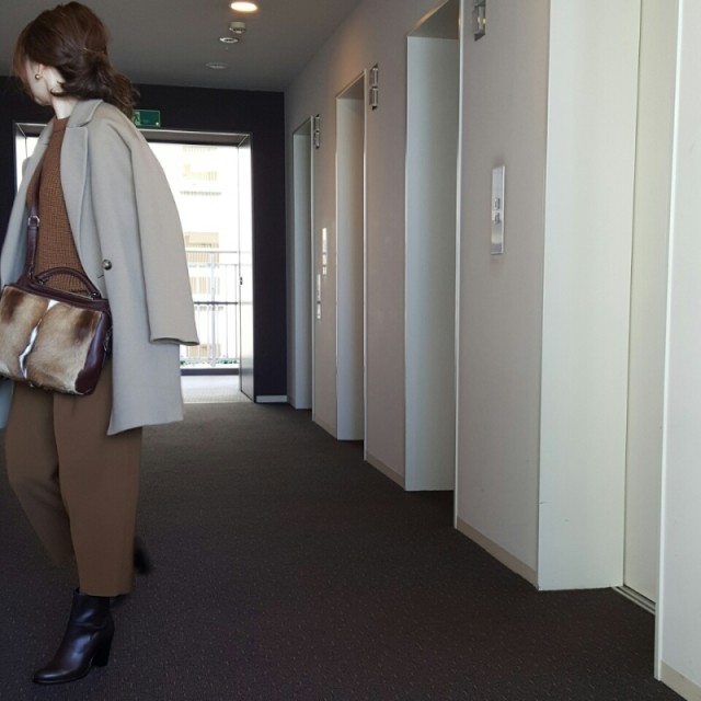 柔らかニットパンツはチャンキーなヒールでかっちり感を