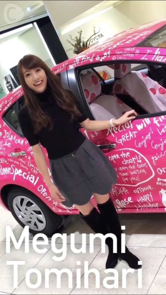 ブラックスエードのニーハイブーツ×ミニスカート