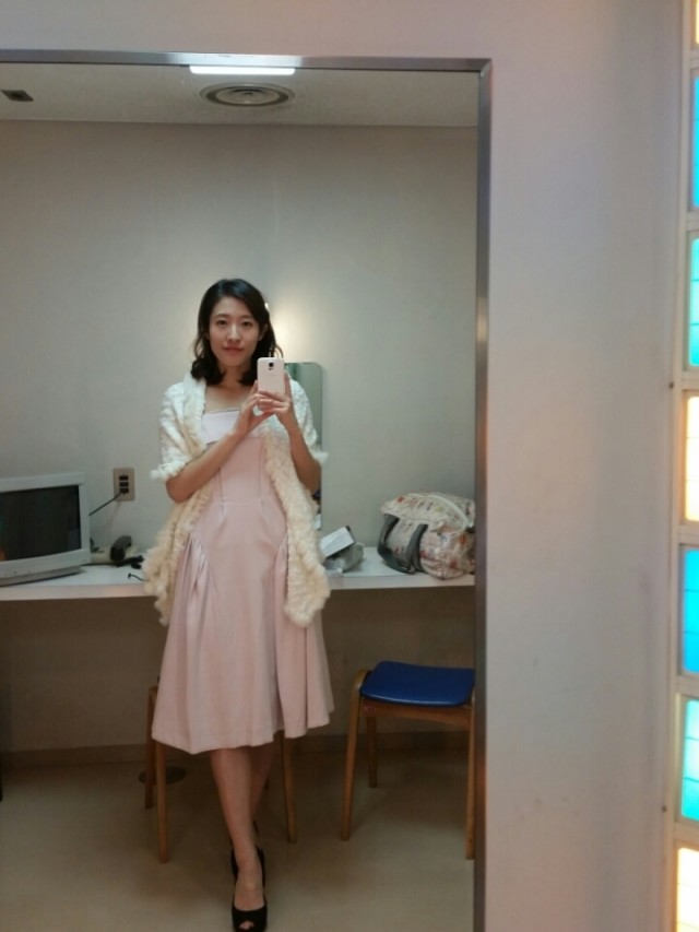 カーディガン ホワイト ファー X パーティ ドレス ピンク フレア X オープントゥ パンプス ブラックのコーディネート ふんわりドレスアップ Cbk カブキ