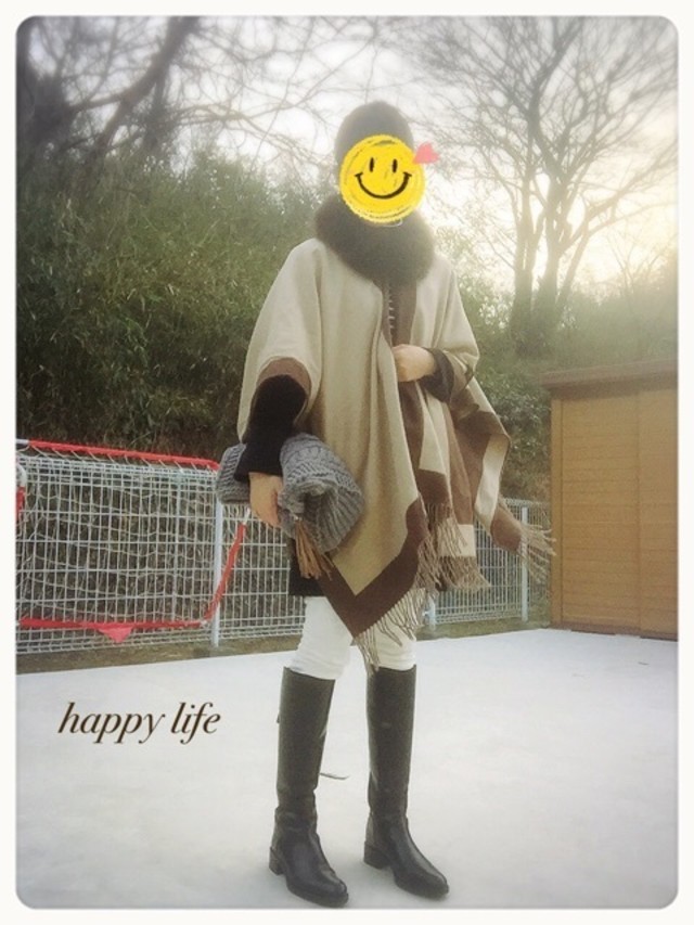 サッと羽織れるポンチョスタイルでおしゃれなワンマイル服