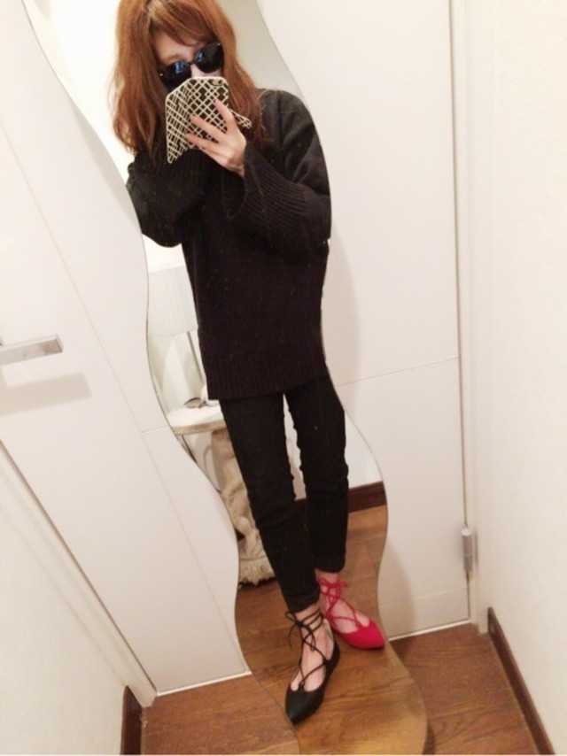 ブラック 無地 ニット セーター X スキニー パンツ ブラック X レースアップ パンプスのコーディネート レースアップパンプス ブラックコーデ Cbk カブキ