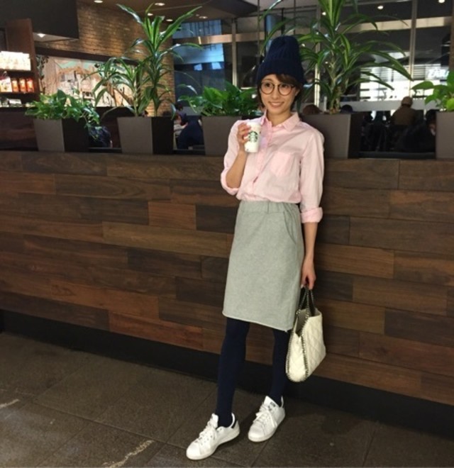 ピンクシャツできちんと感と女性らしさをプラス◎ ガーリーなスポーティカジュアルスタイル♪