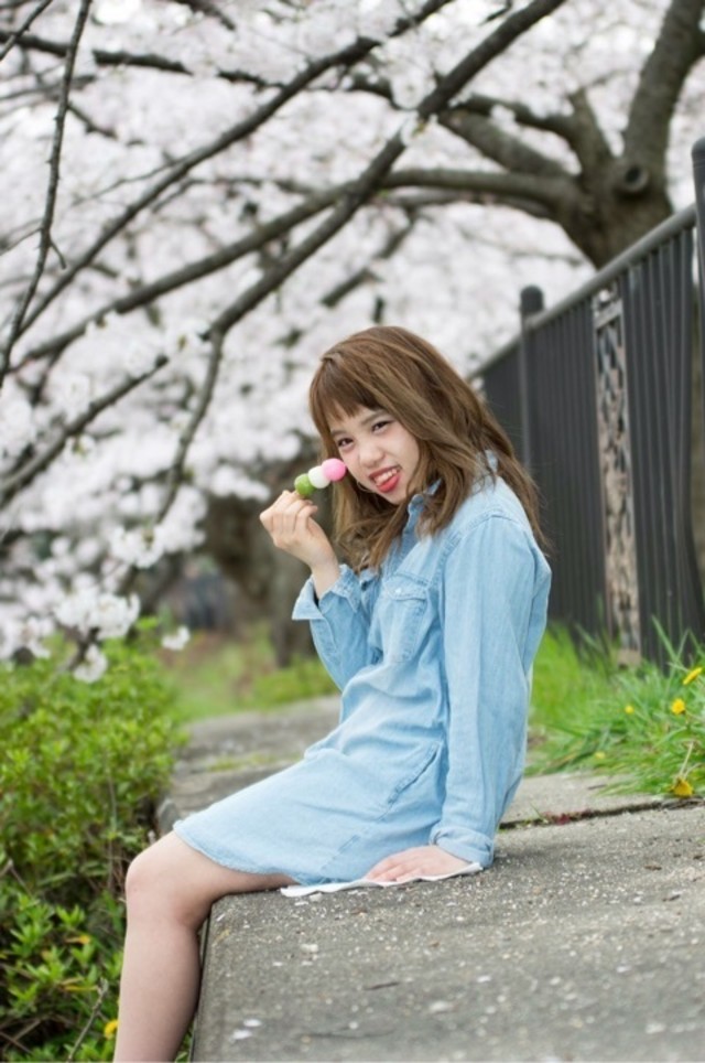 デニムシャツワンピで素朴なスタイル