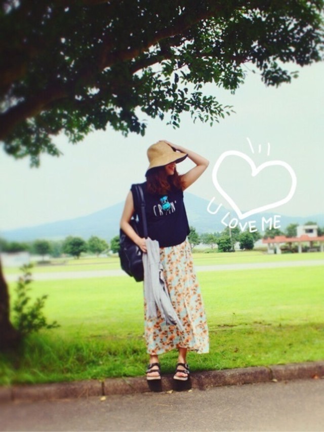 ふんわりしたスカートは丈が長いものにするとアクティブに動き回れます♪ キャンプハットで旅ガール風スタイルに。 