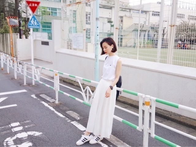 オールホワイトコーデもモードに着こなす♡