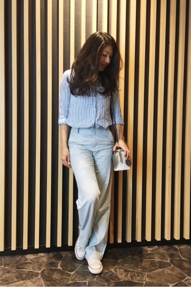 ワイドパンツ×ストライプブラウスでゆったりリラックスコーデ