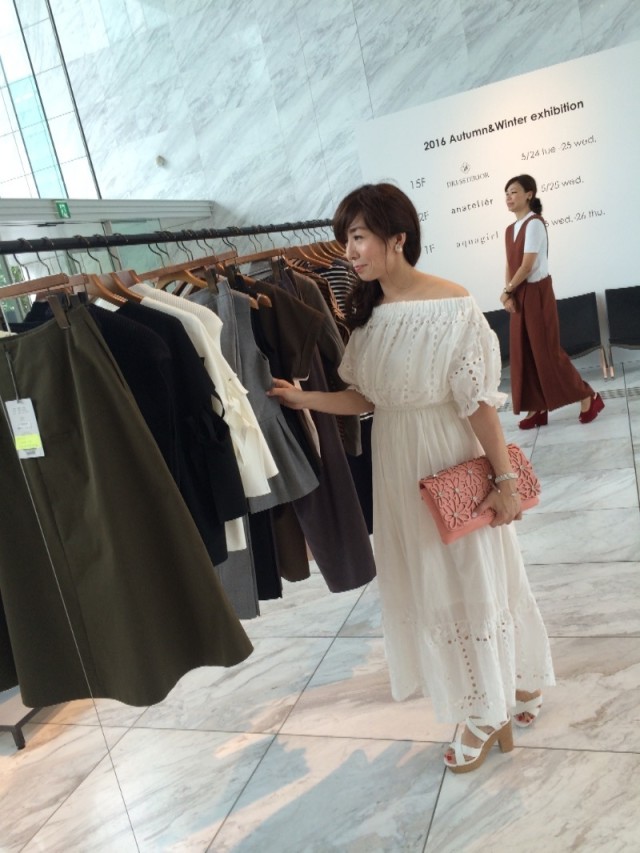 マキシ丈オフショルワンピはトレンドをさらに新鮮に♡