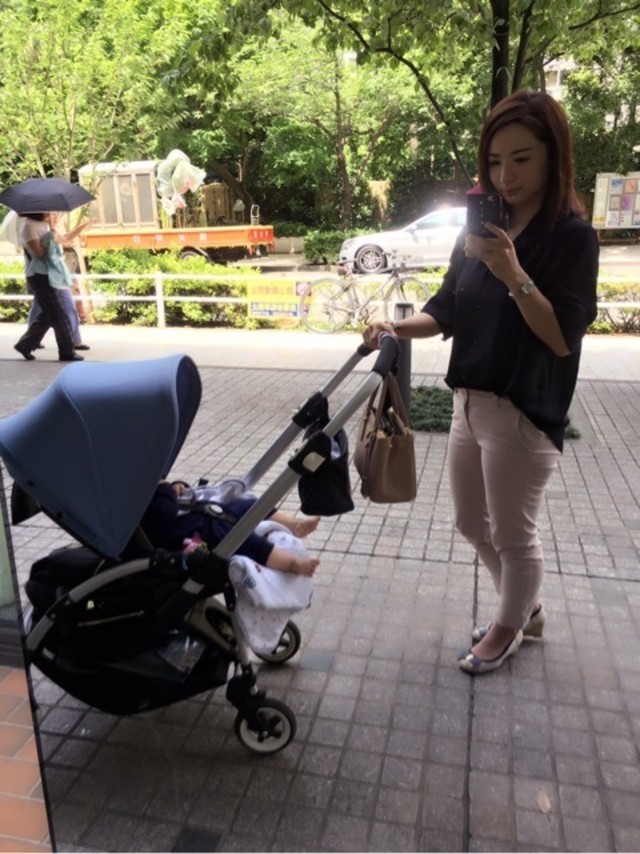 ちょっと子供とお散歩だって“ツートーンコーデ”で抜かりなし！
