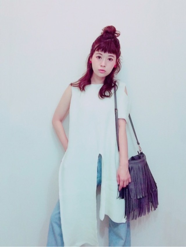 体系カバーができる大人ガーリーコーデ③：スリットトップス
