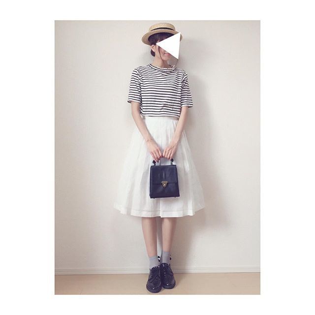 フレアースカートとフェミニンな足元で、ボーダートップスを大人可愛く♥