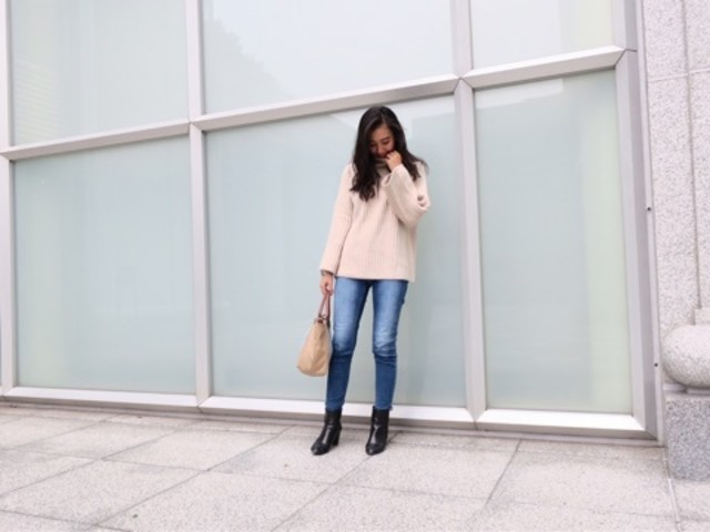 上品カジュアル！ ピンクのニットとデニムの組み合わせ