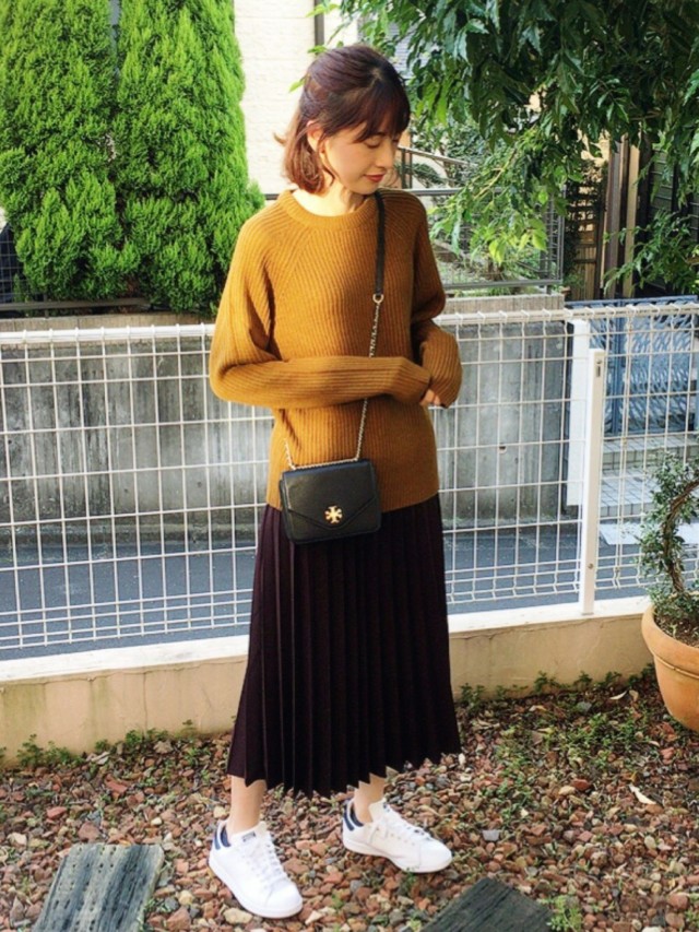 プリーツスカートで作る、大人可愛いフェミニンコーデ