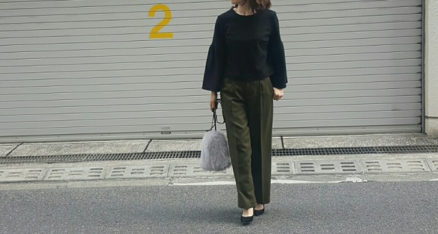 縦のラインを強調できるセンタープレスパンツ