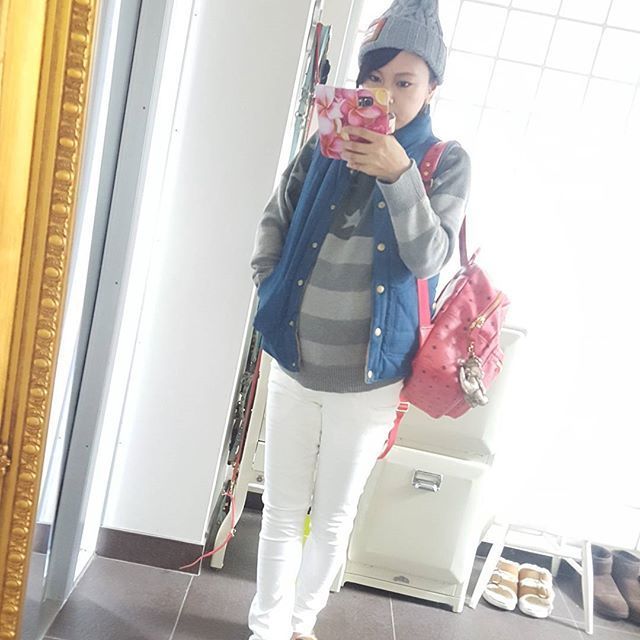 カジュアル アウトドア 秋冬 ボーイッシュ スポーツmixで使えるグレー ニット ケーブル 帽子 X ダウンベスト ブルー X 太ボーダー