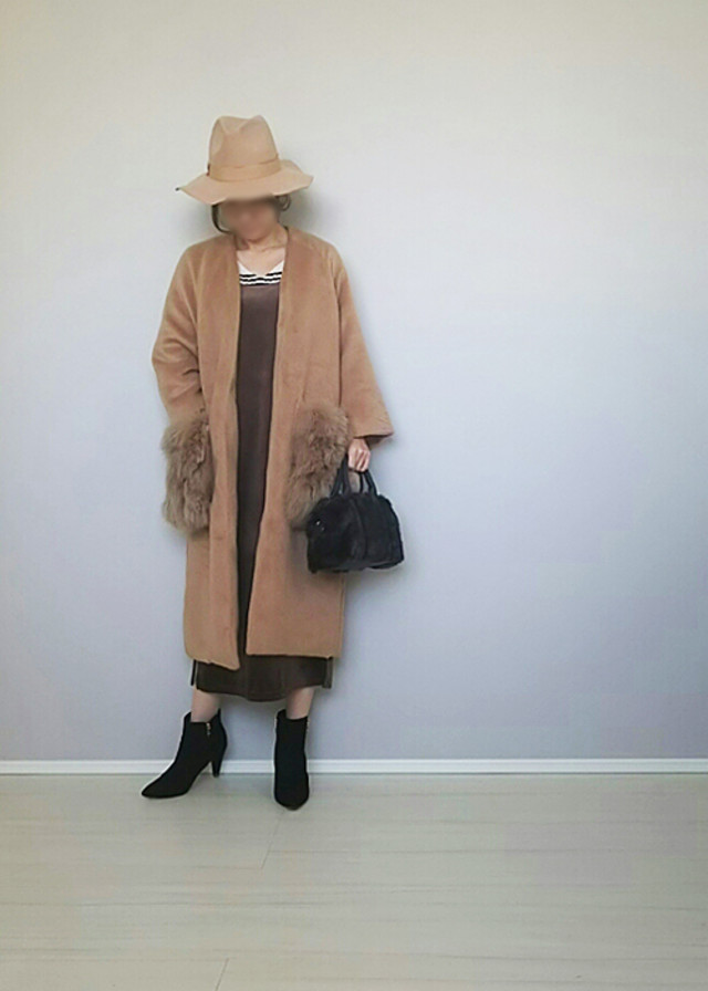 Pierrot（ピエロ）のベロア素材キャミワンピースに、お気に入りのファーポケットコートを羽織って♪