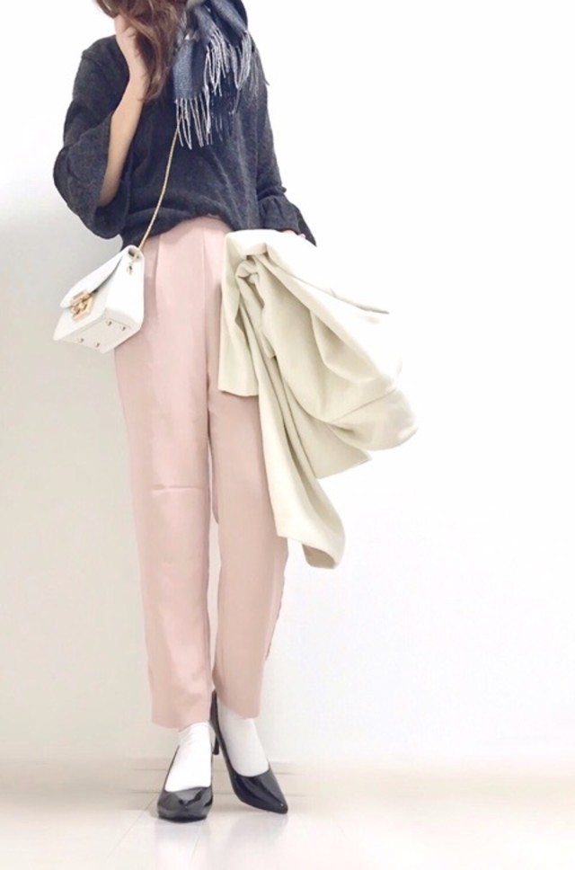 【2】フェミニンに着こなしたいなら → ピンクのテーパードパンツ