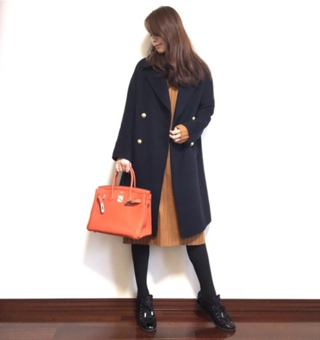 ネイビー コート Zara ザラ X Fifth フィフス テラコッタ リブ ニットワンピース X Chanel シャネル ブラック レースアップ シューズ X Hermes エルメス オレンジ ハンドバッグのコーディネート オレンジ ネイビー はきれいめにも好相性 Cbk カブキ