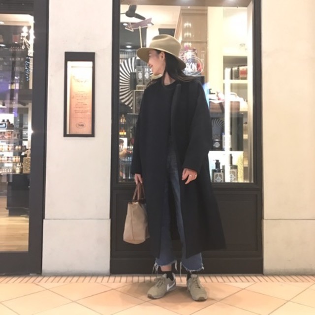 ベージュのハンドバッグで黒っぽい冬コーデが明るくなる♪
