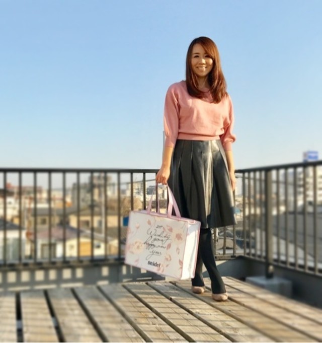 コンサバ フェミニン ガーリー 冬 ママコーデ 大人カジュアルで使えるピンク ニット 七分袖 Snidel スナイデル X ブラック